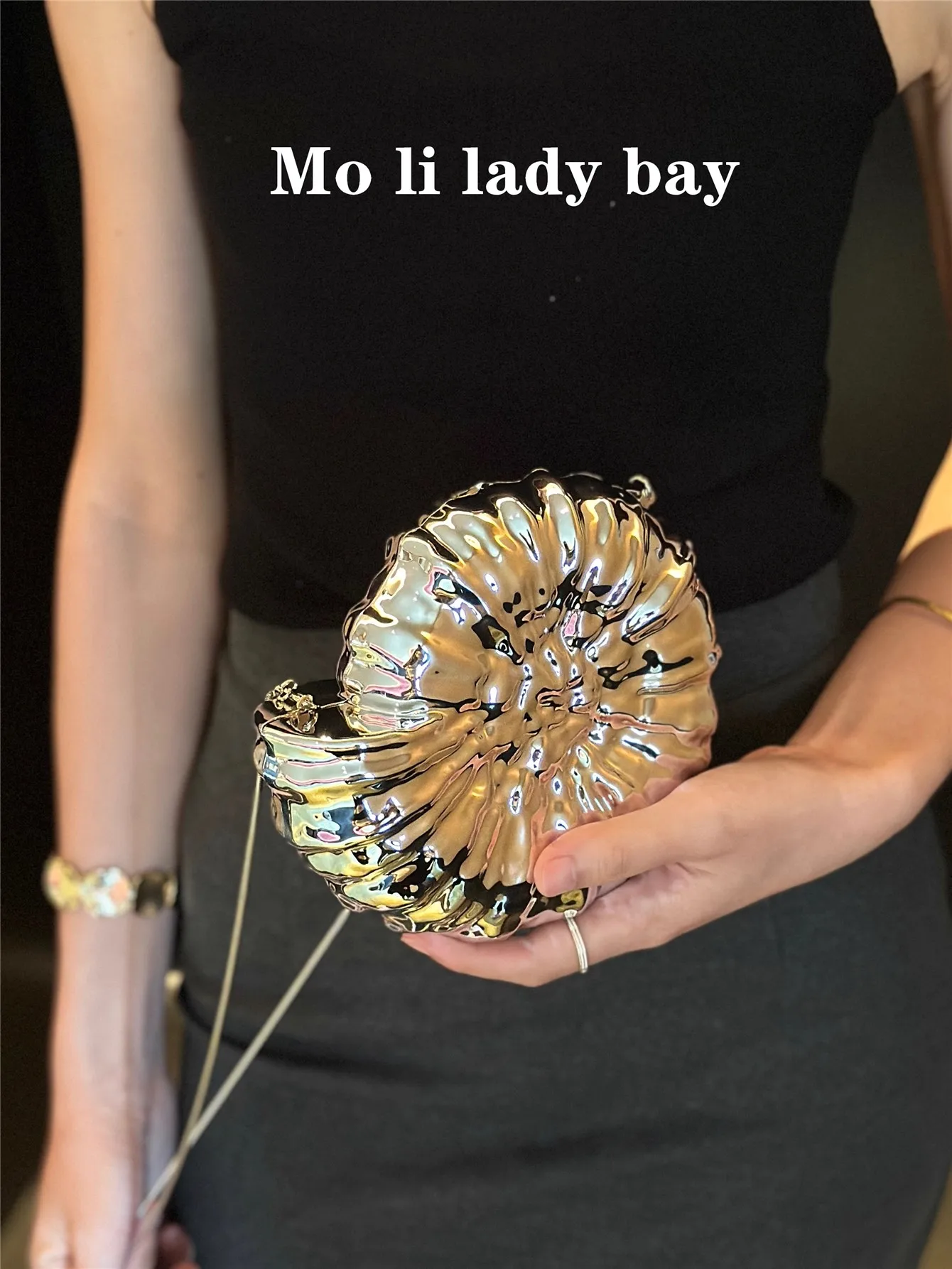 Shiny Acrylic Conch Shell Clip Clutch Purse Candy Color Women Handbag Luxury Banquet Bag Shoulder Crossbody Bag Lipstick Bag
Shiny Acrylic Conch Shell Clip Clutch Purse Candy Color Women Handbag Luxury Banquet Bag Shoulder Crossbody Bag Lipstick Bag