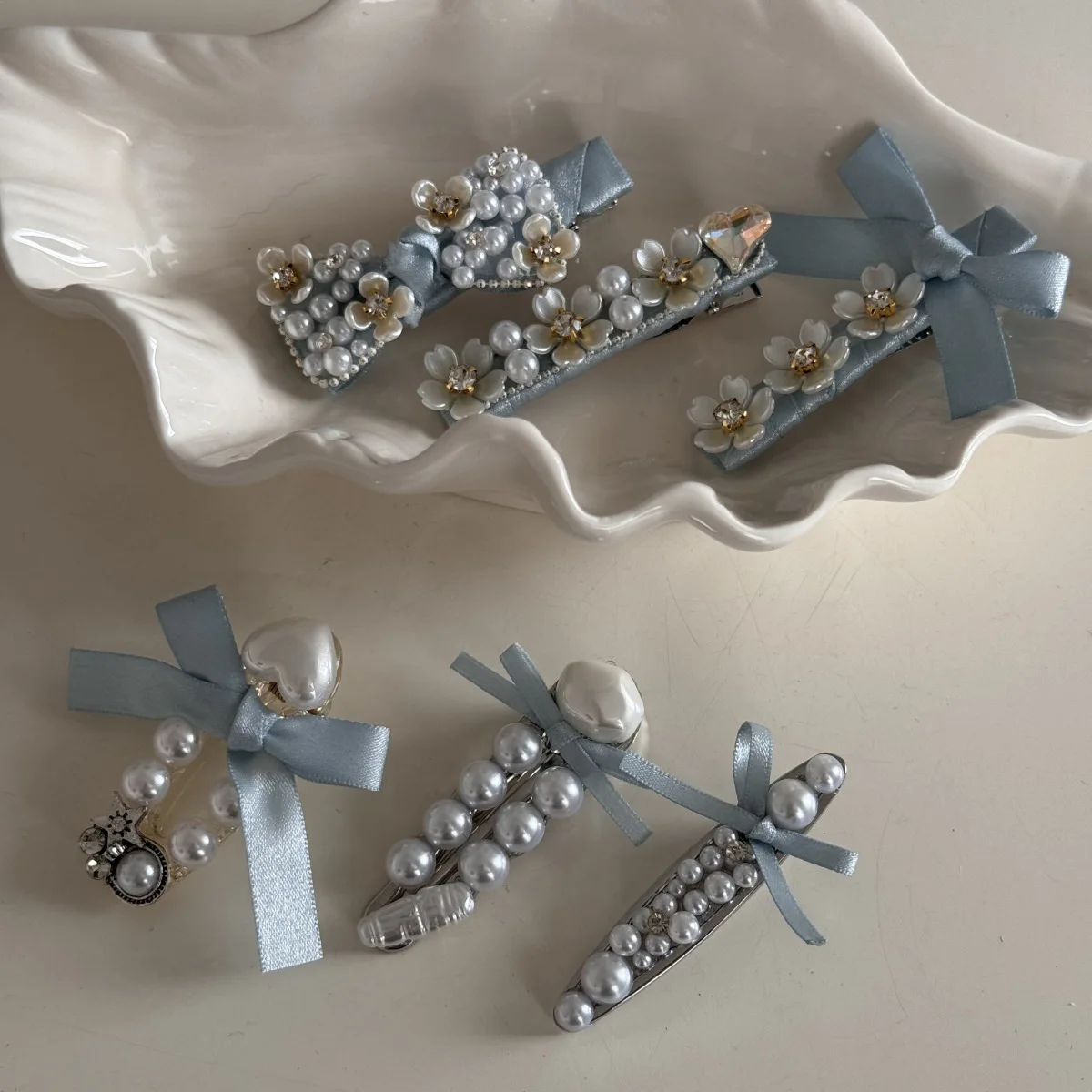 Light Luxury Faux Pearl Flower Blue Bow Mini Alligator Hair Clip Rhinestone Hair Accessory for Women Side Sweeping Hair Clip
Light Luxury Faux Pearl Flower Blue Bow Mini Alligator Hair Clip Rhinestone Hair Accessory for Women Side Sweeping Hair Clip