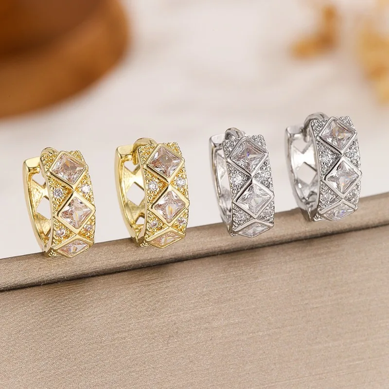 Fashionable design with simple copper inlaid zirconium ear loops, versatile golden earrings for daily use, jewelry
Fashionable design with simple copper inlaid zirconium ear loops, versatile golden earrings for daily use, jewelry