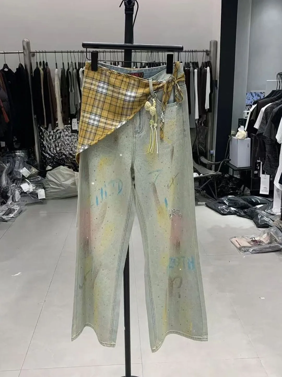 Heavy Duty American Graffiti Distressed High Waist Straight Leg Loose Slimming Wide Leg Jeans for Women Summer New Style
Heavy Duty American Graffiti Distressed High Waist Straight Leg Loose Slimming Wide Leg Jeans for Women Summer New Style