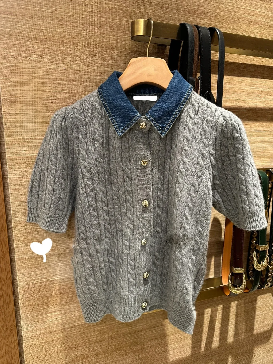 Gray Denim Patchwork Collar Slim Fit Knitted Top Early Autumn 2025 Women's Fashion Wool Blend Short Sleeve Neck Sweater
Gray Denim Patchwork Collar Slim Fit Knitted Top Early Autumn 2025 Women's Fashion Wool Blend Short Sleeve Neck Sweater