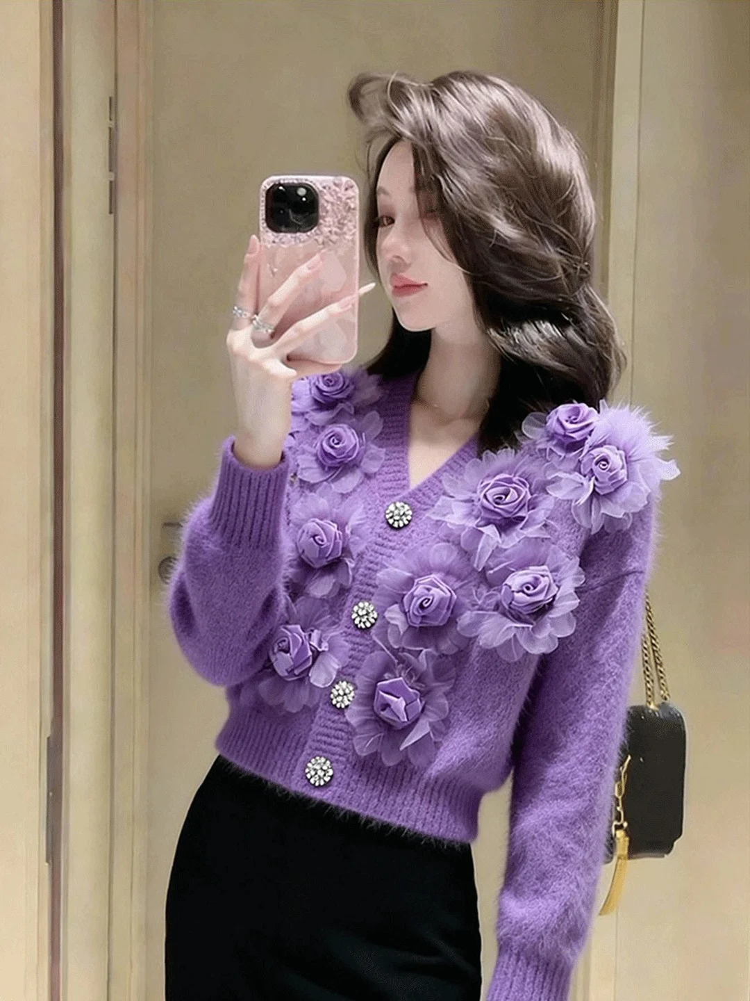 Women's Short V-Neck Knitted Sweater Heavy Floral Design Warm Winter Outerwear Purple Color 2026 New Style Sweet Style Fit
Women's Short V-Neck Knitted Sweater Heavy Floral Design Warm Winter Outerwear Purple Color 2026 New Style Sweet Style Fit