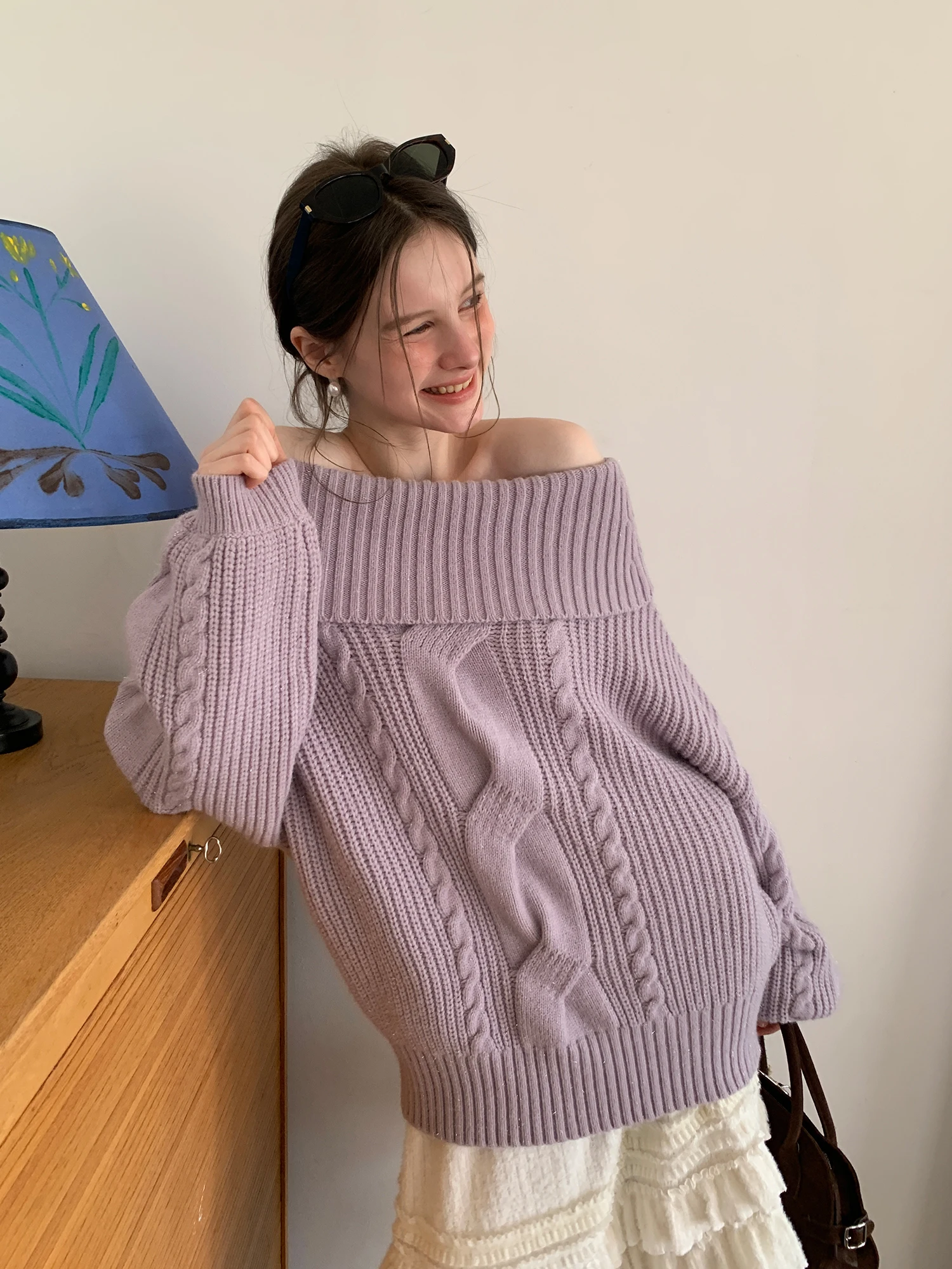 Женский вязаный свитер на одно плечо, свободный крой, с золотистыми и серебристыми нитями, мягкий, в французском стиле, для повседневной носки
Женский вязаный свитер на одно плечо, свободный крой, с золотистыми и серебристыми нитями, мягкий, в французском стиле, для повседневной носки