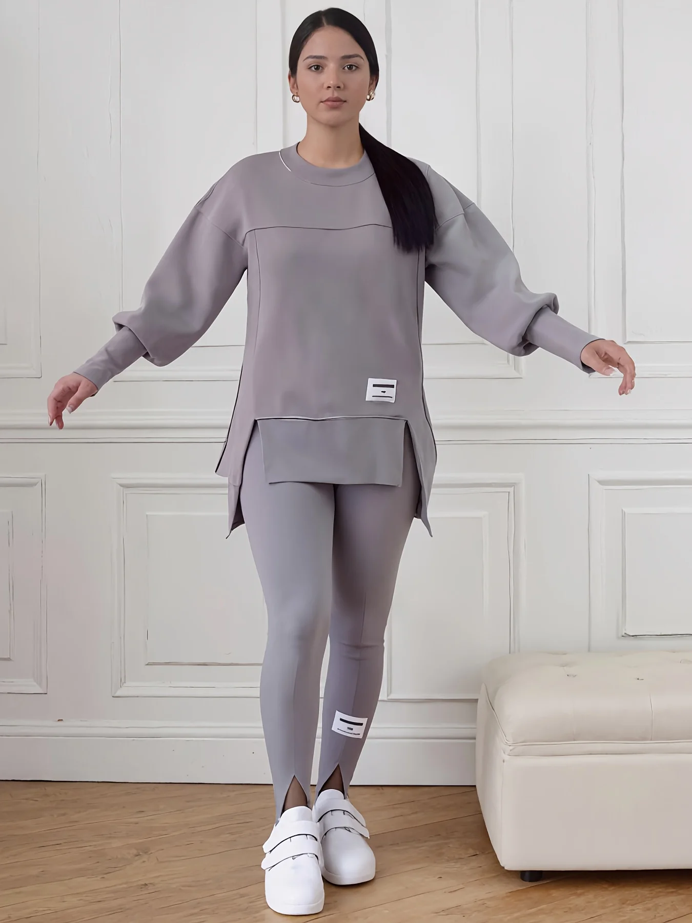 Женский повседневный спортивный комплект, свободный крой, пуловер с нестандартным принтом и спортивные штаны, удобный комплект из двух предметов.
Женский повседневный спортивный комплект, свободный крой, пуловер с нестандартным принтом и спортивные штаны, удобный комплект из двух предметов.