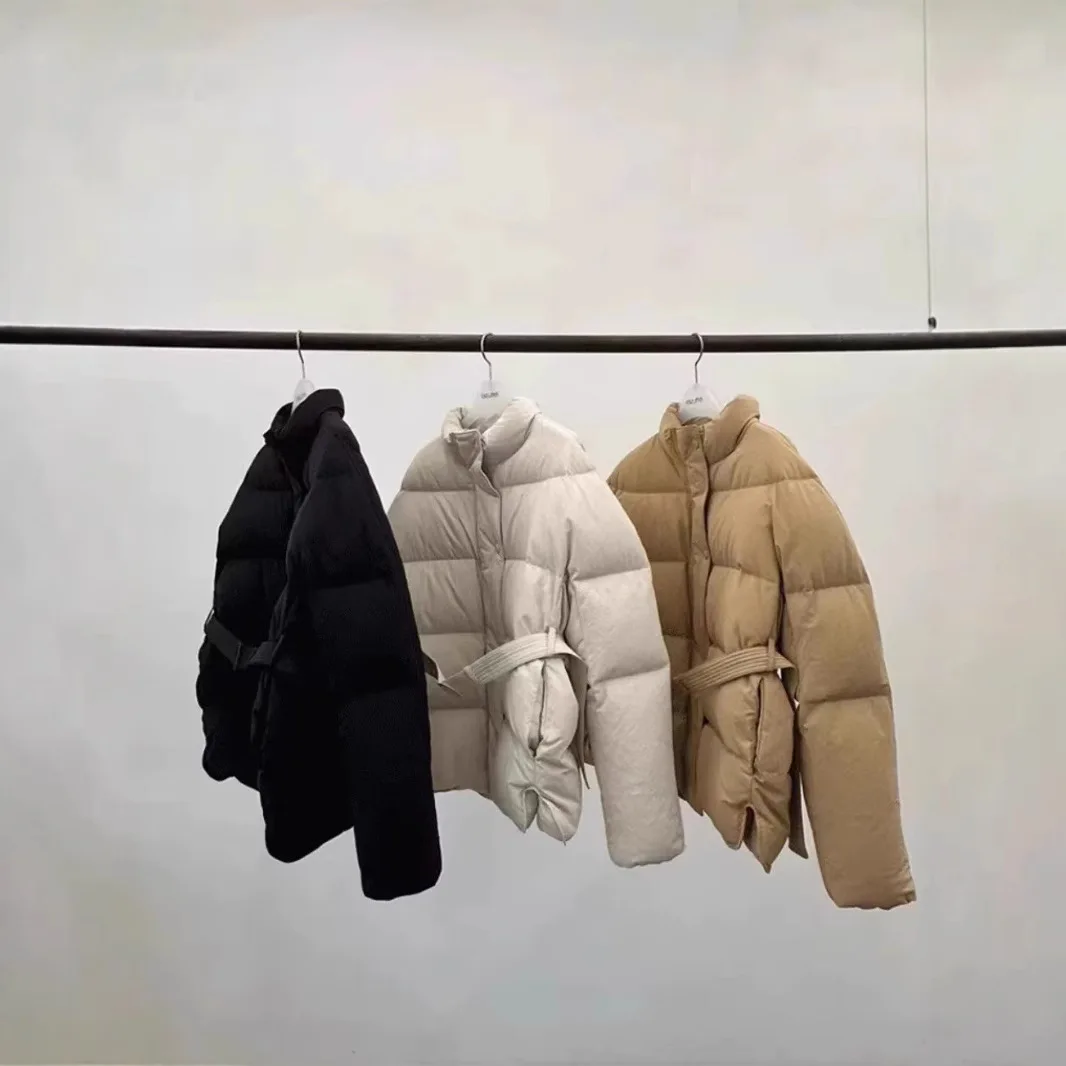 ERUME Dongda Gate Зима 2025 Новая женская теплая пуховая куртка с воротником и поясом, маленький размер, модная верхняя одежда
ERUME Dongda Gate Зима 2025 Новая женская теплая пуховая куртка с воротником и поясом, маленький размер, модная верхняя одежда