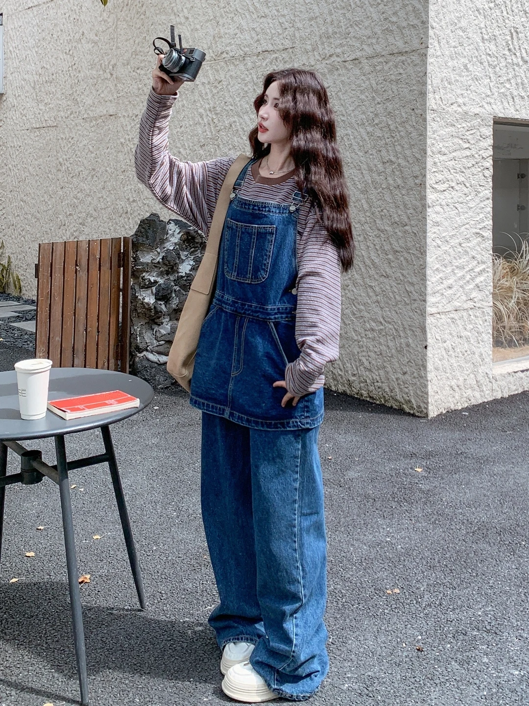 Женские джинсовые комбинезоны с прямыми штанинами, высокой талией, темно-синие, повседневные, длинные брюки, модный дизайн Agel
Женские джинсовые комбинезоны с прямыми штанинами, высокой талией, темно-синие, повседневные, длинные брюки, модный дизайн Agel