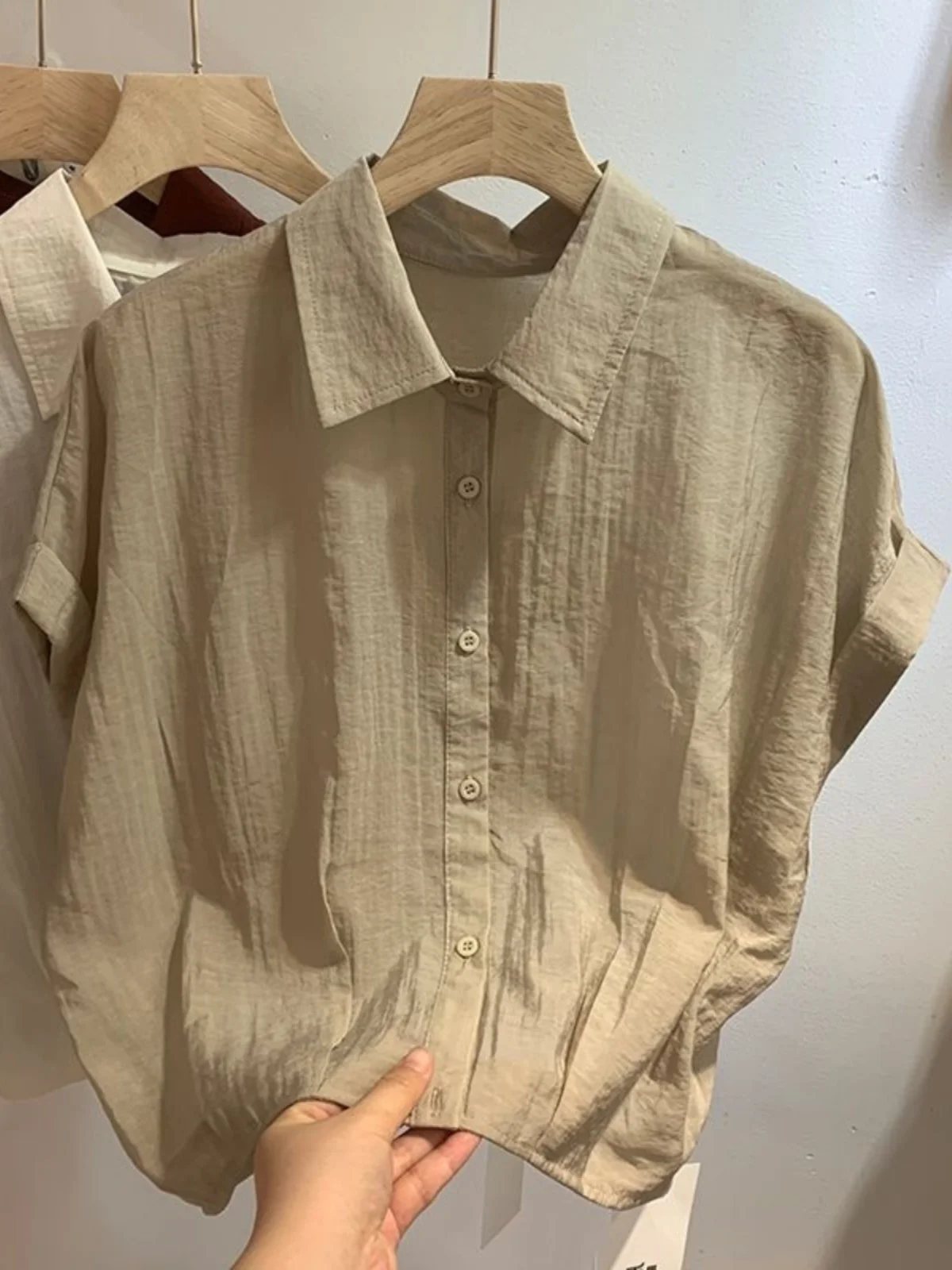 Summer New Loose Women's Shirt 2025 Spring Fashion Short Sleeve Collar Pure Color Roll up Sleeve Design Elegant Top
Summer New Loose Women's Shirt 2025 Spring Fashion Short Sleeve Collar Pure Color Roll up Sleeve Design Elegant Top