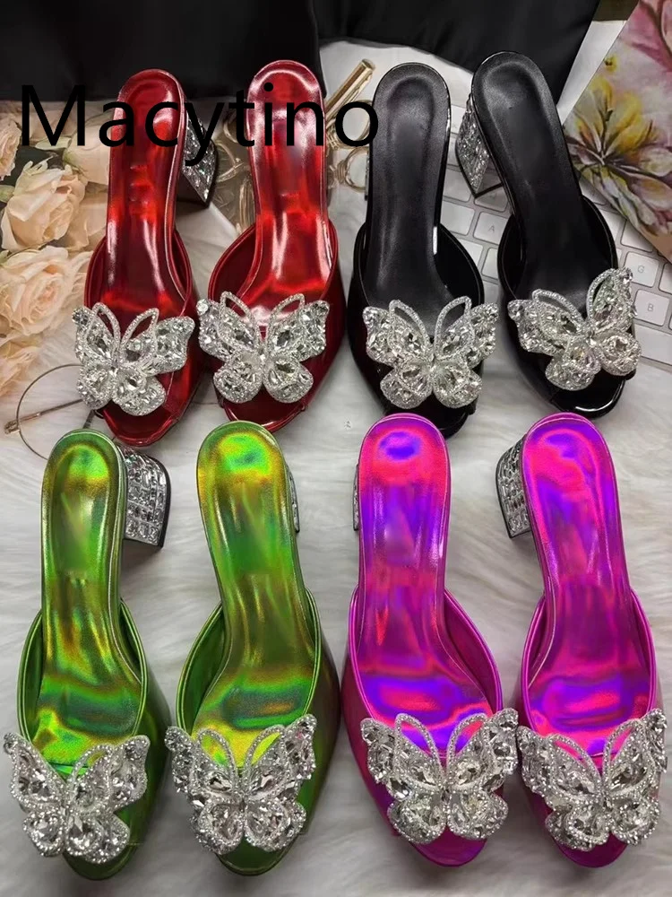 2025 г. Женские тапочки на массивном каблуке с бриллиантовой бабочкой и открытым носком без шнуровки на толстом каблуке с кристаллами Bling, новые летние туфли-лодочки на открытом воздухе 
2025 г. Женские тапочки на массивном каблуке с бриллиантовой бабочкой и открытым носком без шнуровки на толстом каблуке с кристаллами Bling, новые летние туфли-лодочки на открытом воздухе