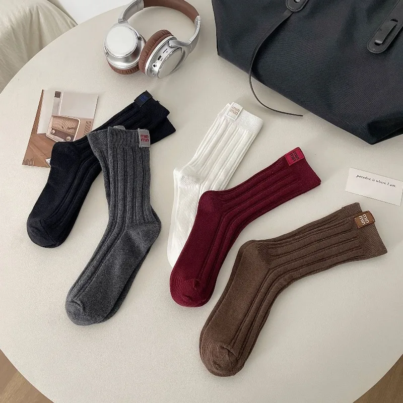 5 Pairs Autumn Couple Vertical Striped Letter Thick Needle Middle Tube Socks with Fabric Label on The Heel Pure Cotton Pile Sock
5 Pairs Autumn Couple Vertical Striped Letter Thick Needle Middle Tube Socks with Fabric Label on The Heel Pure Cotton Pile Sock