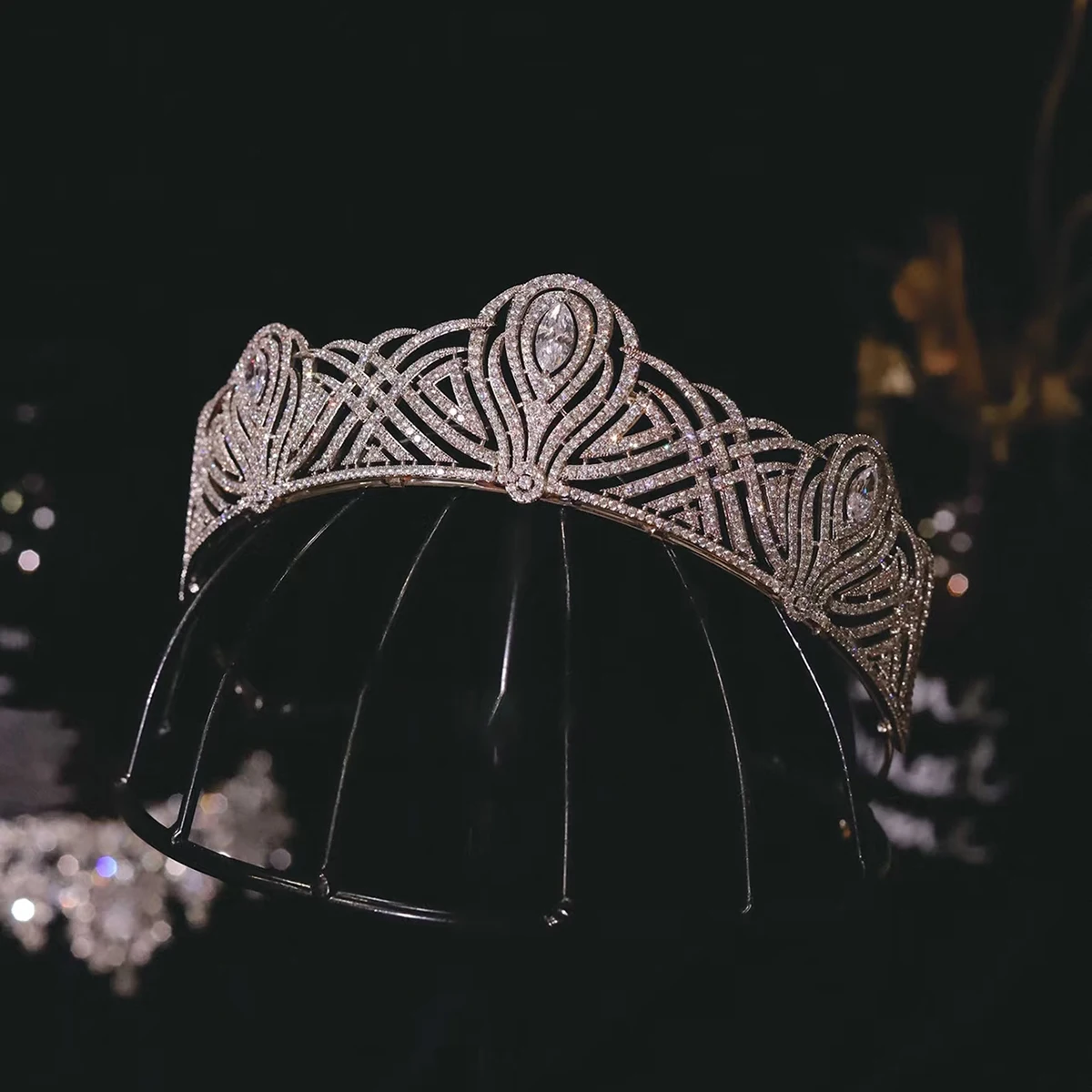 European American Style Bridal Hair Crown Micro-Inlaid Zircon Cubic Wedding Hair Accessory for Wedding Dress Tiaras Jewelries
European American Style Bridal Hair Crown Micro-Inlaid Zircon Cubic Wedding Hair Accessory for Wedding Dress Tiaras Jewelries
