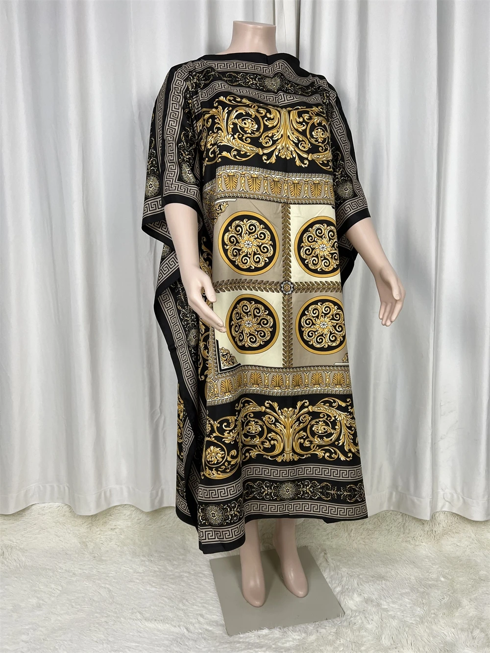 2024 Saudi Arabian Scarf Loose Print Silk Maxi Dress Summer Beach Bohemian Robe African Kaftan Kimono Swimwear Short Sleeve c20
2024 Saudi Arabian Scarf Loose Print Silk Maxi Dress Summer Beach Bohemian Robe African Kaftan Kimono Swimwear Short Sleeve c20
