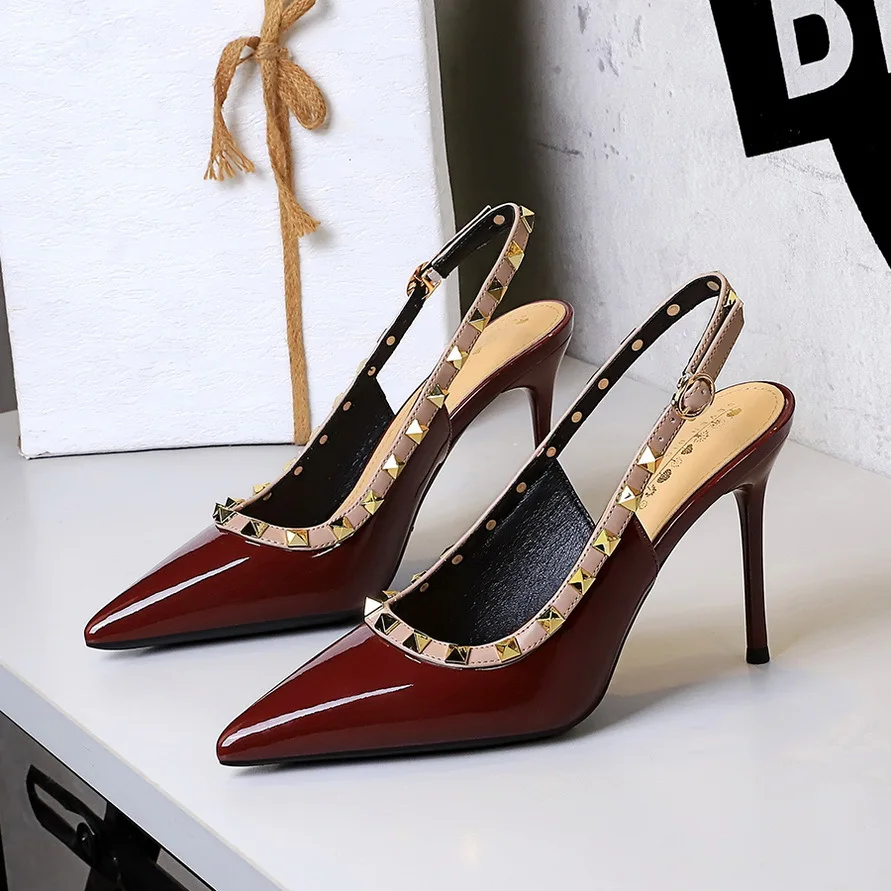 Офисные туфли, женские туфли на высоком каблуке, европейские банкетные туфли на шпильке, сексуальные одинарные туфли из лакированной кожи с неглубоким носком и заклепками с пустой спинкой
Офисные туфли, женские туфли на высоком каблуке, европейские банкетные туфли на шпильке, сексуальные одинарные туфли из лакированной кожи с неглубоким носком и заклепками с пустой спинкой