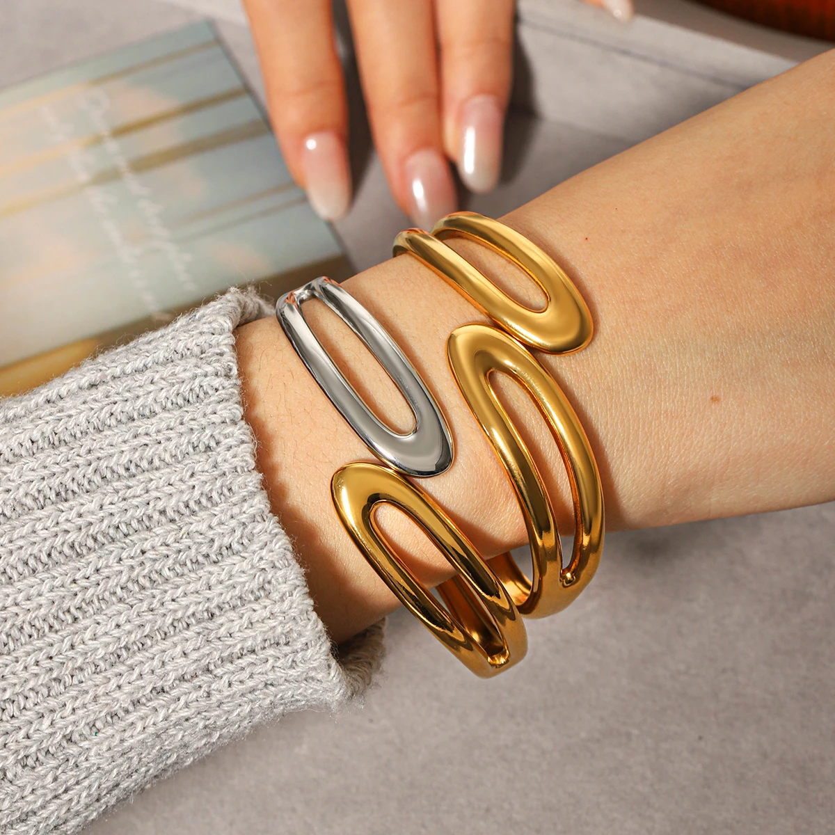 Fashion 18K Gold Color Plated Stainless Steel Two in One Elliptical Smooth Surface Bracelet Women's Accessories Party Gifts
Fashion 18K Gold Color Plated Stainless Steel Two in One Elliptical Smooth Surface Bracelet Women's Accessories Party Gifts