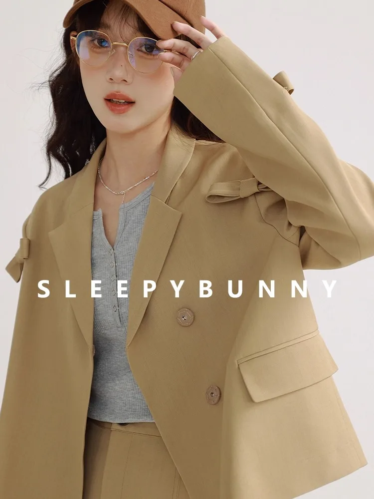 Elegant Bow Blazer Suit for Women Fall Two-Piece Outfit Short Lapel Jacket High-Waist Pants Korean Style Office wear Casual Look
Elegant Bow Blazer Suit for Women Fall Two-Piece Outfit Short Lapel Jacket High-Waist Pants Korean Style Office wear Casual Look