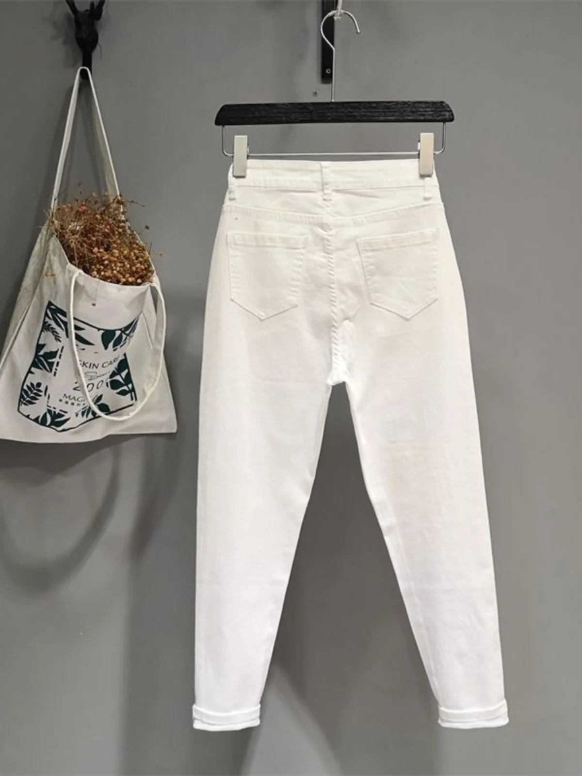 Summer New White Ripped Patchwork Denim Pants Women High Waist Elastic Loose Harlan Pants Iron on Rhinestone Casual Nine Points
Summer New White Ripped Patchwork Denim Pants Women High Waist Elastic Loose Harlan Pants Iron on Rhinestone Casual Nine Points