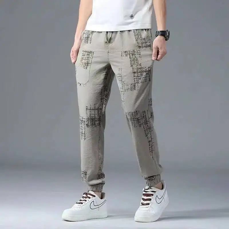 Летние дышащие модные укороченные брюки из ледяного шелка с принтом, мужские свободные тонкие прямые брюки с эластичной резинкой на талии и карманами на шнурке
Летние дышащие модные укороченные брюки из ледяного шелка с принтом, мужские свободные тонкие прямые брюки с эластичной резинкой на талии и карманами на шнурке