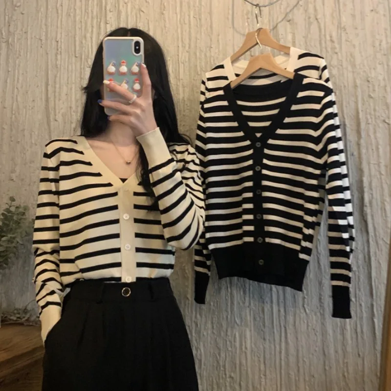 plus Size Women's V-Neck Long Sleeve Knitted Slim Fit Top Striped Base Shirt Spring Autumn Style Cardigan Sweater Outerwear
plus Size Women's V-Neck Long Sleeve Knitted Slim Fit Top Striped Base Shirt Spring Autumn Style Cardigan Sweater Outerwear