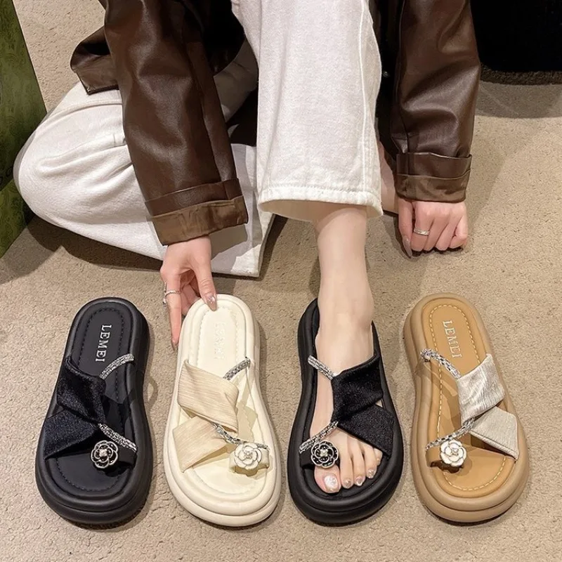 Slippers Casual Shoes Slipers Women Low Platform Slides Rubber Flip Flops Luxury 2025 Soft Summer Hawaiian PU Heels Rome
Slippers Casual Shoes Slipers Women Low Platform Slides Rubber Flip Flops Luxury 2025 Soft Summer Hawaiian PU Heels Rome