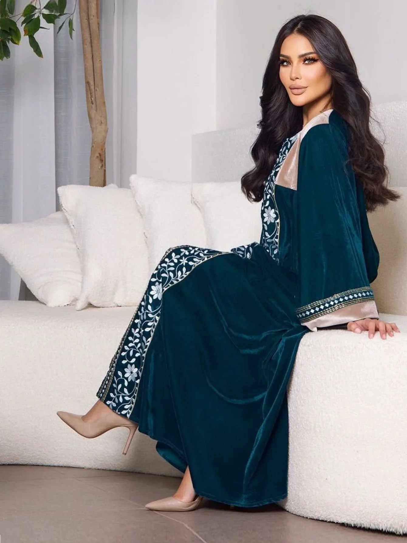 Eid Velvet Muslim Dress Women Abaya Embroidery Morocco Party Gown Dubai Abayas Arabic Long Robe Vestidos Ramadan Islam Jalabiya
Eid Velvet Muslim Dress Women Abaya Embroidery Morocco Party Gown Dubai Abayas Arabic Long Robe Vestidos Ramadan Islam Jalabiya