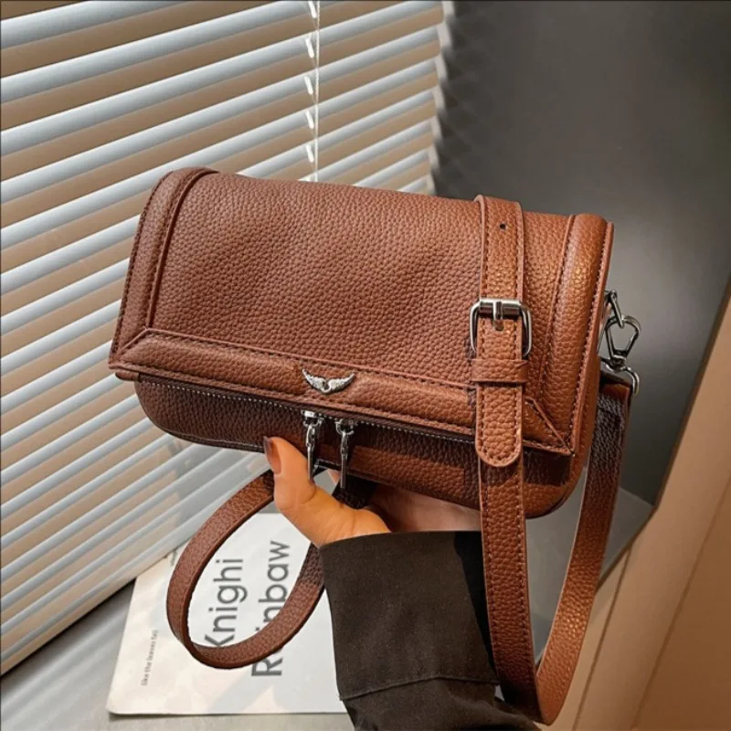 2026 New Genuine Leather Diamond Quilted Crossbody Tote Bag for Women High-End Premium Design with Metal Chain Detail Elegant Minimalist Shoulder Handbag Perfect for Office Commuting Daily Carry Lightweight Sophisticated Accessory
2026 New Genuine Leather Diamond Quilted Crossbody Tote Bag for Women High-End Premium Design with Metal Chain Detail Elegant Minimalist Shoulder Handbag Perfect for Office Commuting Daily Carry Lightweight Sophisticated Accessory