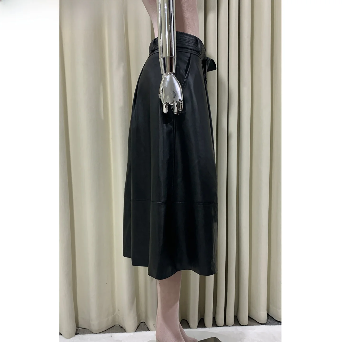 High Waist A-Line Skirt Belted Mid-Length Women's Fashion PU Leather Skirt Slimming Black Skirts for Casual Wear
High Waist A-Line Skirt Belted Mid-Length Women's Fashion PU Leather Skirt Slimming Black Skirts for Casual Wear