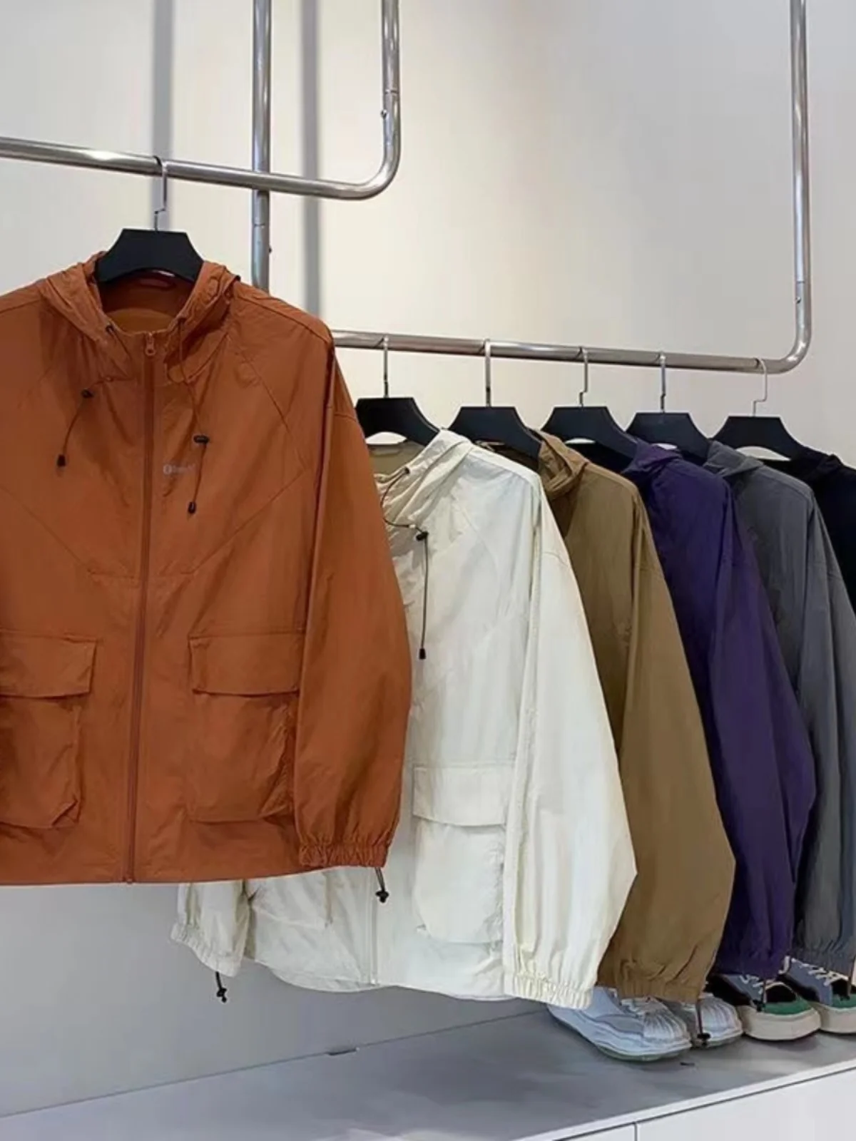 Новая летняя мужская одежда из ледяного шелка Qui Dry с защитой от ультрафиолета, легкая верхняя одежда с капюшоном и защитой от ультрафиолета, модная молодежная длинная одежда из полиэстера...
Новая летняя мужская одежда из ледяного шелка Qui Dry с защитой от ультрафиолета, легкая верхняя одежда с капюшоном и защитой от ультрафиолета, модная молодежная длинная одежда из полиэстера...