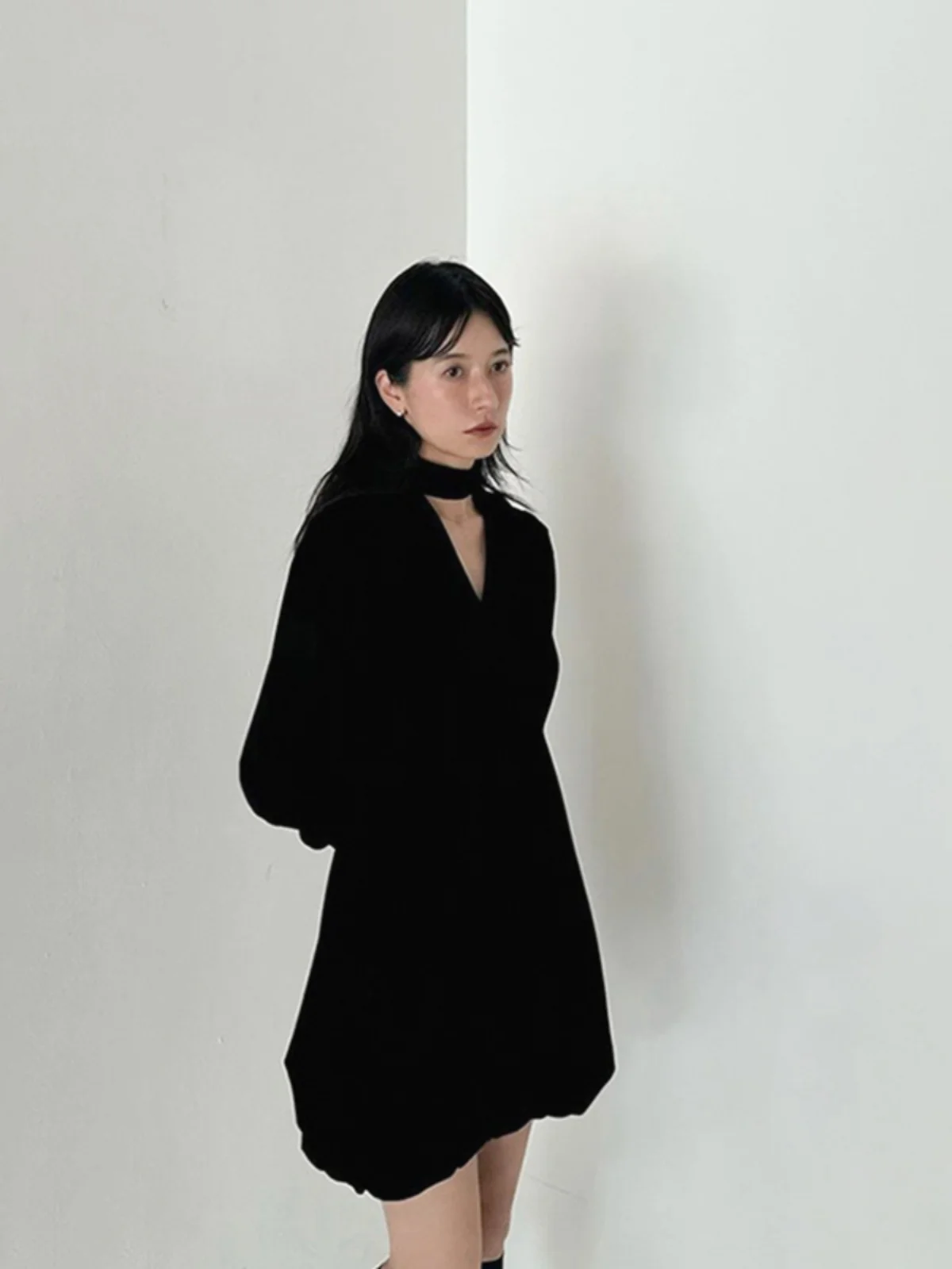 Elegant Velvet Dress with Sash V-Neck Padded Shoulder Lantern Sleeve Balloon Top Women's Commute Style Loose Fit Warmth
Elegant Velvet Dress with Sash V-Neck Padded Shoulder Lantern Sleeve Balloon Top Women's Commute Style Loose Fit Warmth