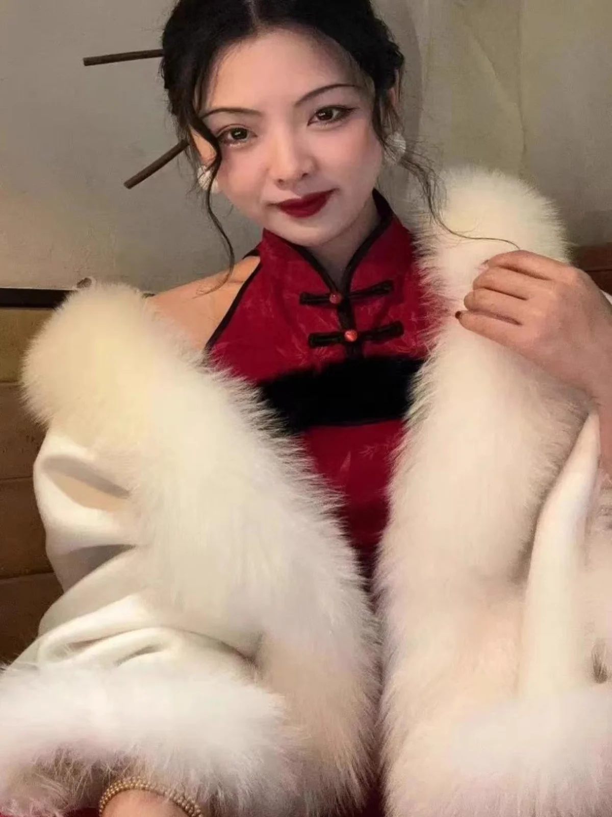 Оригинальный китайский национальный тренд: Теплый утепленный меховой плащ-накидка на плечи для осени и зимы, длинное пальто-ципао
Оригинальный китайский национальный тренд: Теплый утепленный меховой плащ-накидка на плечи для осени и зимы, длинное пальто-ципао