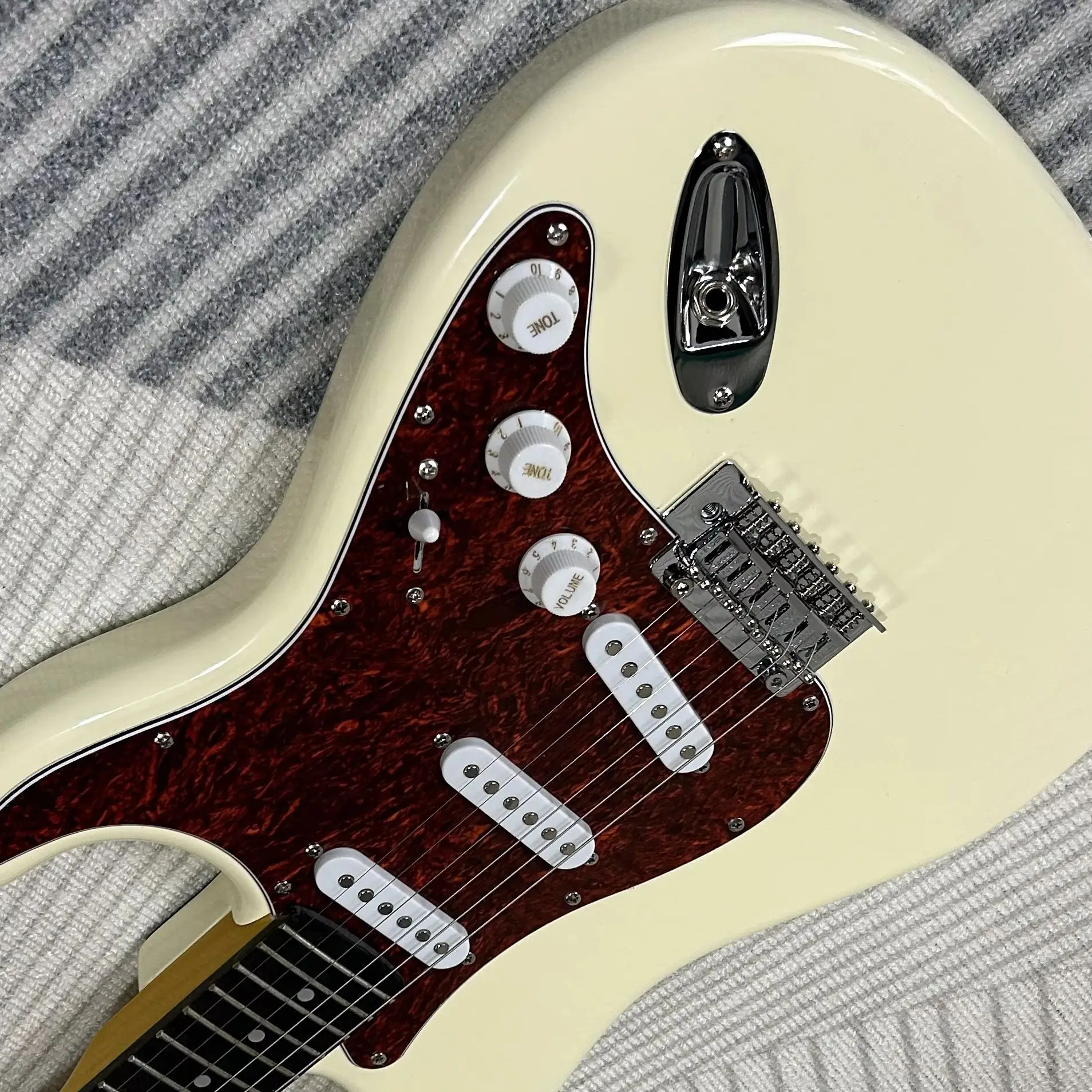 Hot Sale Electric Guitars Mahogany Body 22 Frets Cream Yellow Color Red Tortoise Shell Pickguard
Hot Sale Electric Guitars Mahogany Body 22 Frets Cream Yellow Color Red Tortoise Shell Pickguard