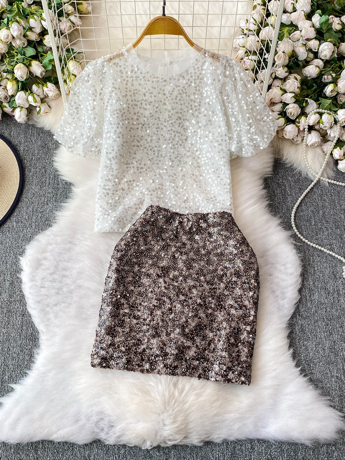 Ele round Ne Bubble Sve T-irt Women's High-End Sequin Slimming Top with Lace Skirt Two-Piece Set Summer Faion
Ele round Ne Bubble Sve T-irt Women's High-End Sequin Slimming Top with Lace Skirt Two-Piece Set Summer Faion