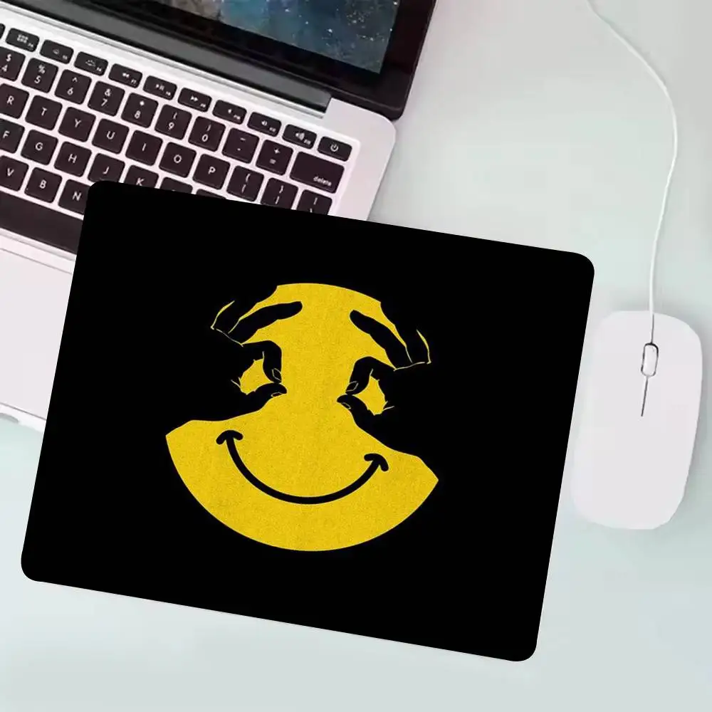 Коврик для мыши с желтым лицом и улыбающимся выражением, маленький коврик для мыши LockEdge для геймеров, коврик для компьютерного стола, прямоугольный противоскользящий резиновый коврик
Коврик для мыши с желтым лицом и улыбающимся выражением, маленький коврик для мыши LockEdge для геймеров, коврик для компьютерного стола, прямоугольный противоскользящий резиновый коврик