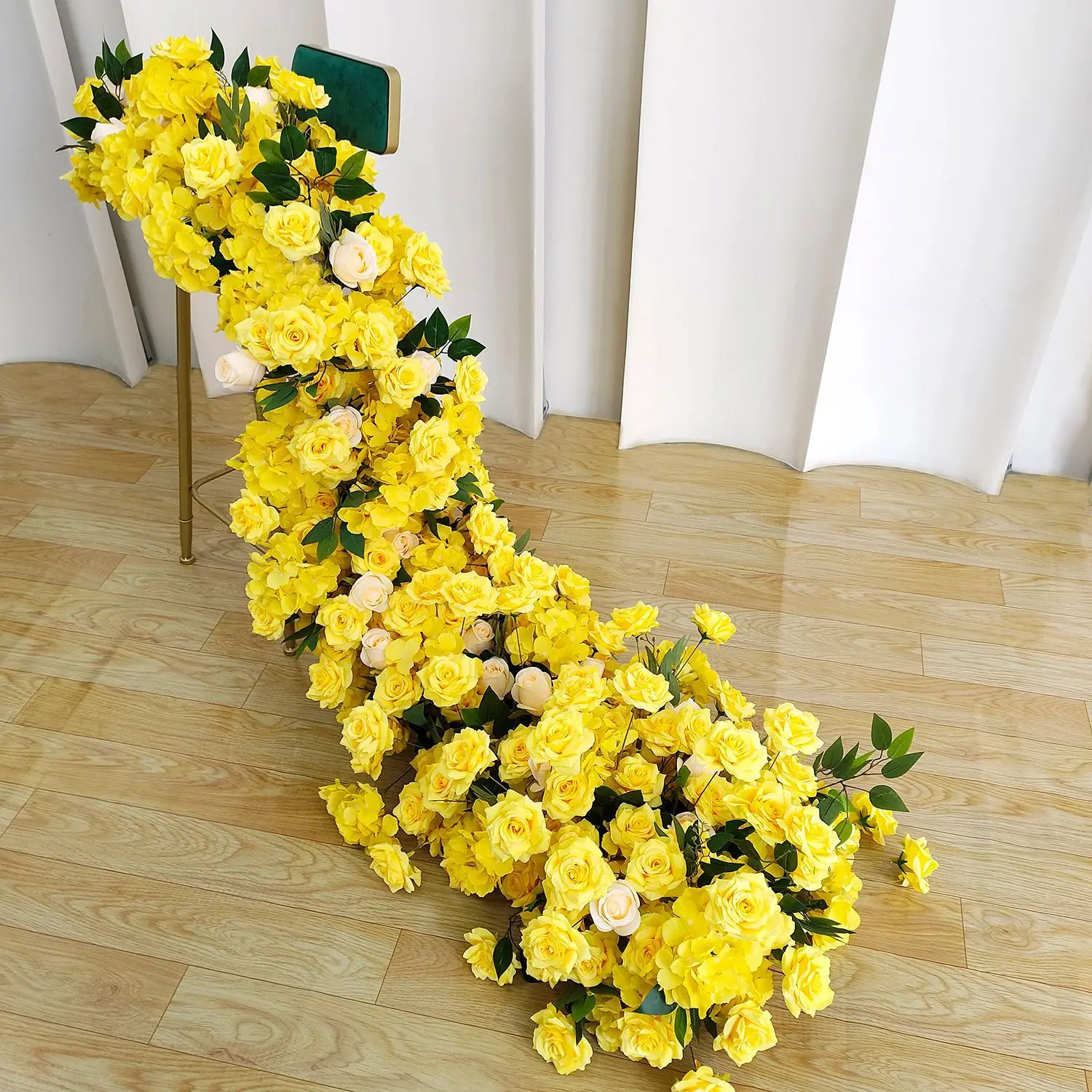 New imitation flower row shopping mall layout window showroom decoration long row flower wedding table placement
New imitation flower row shopping mall layout window showroom decoration long row flower wedding table placement
