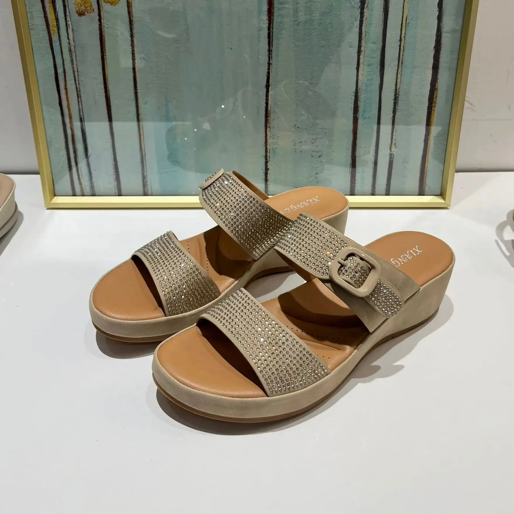 Women's sandals New Summer 2025 Collection Tourist Comfortable Light Round Toe Open Toe Slope And Rhinestone Woman Slippers
Women's sandals New Summer 2025 Collection Tourist Comfortable Light Round Toe Open Toe Slope And Rhinestone Woman Slippers