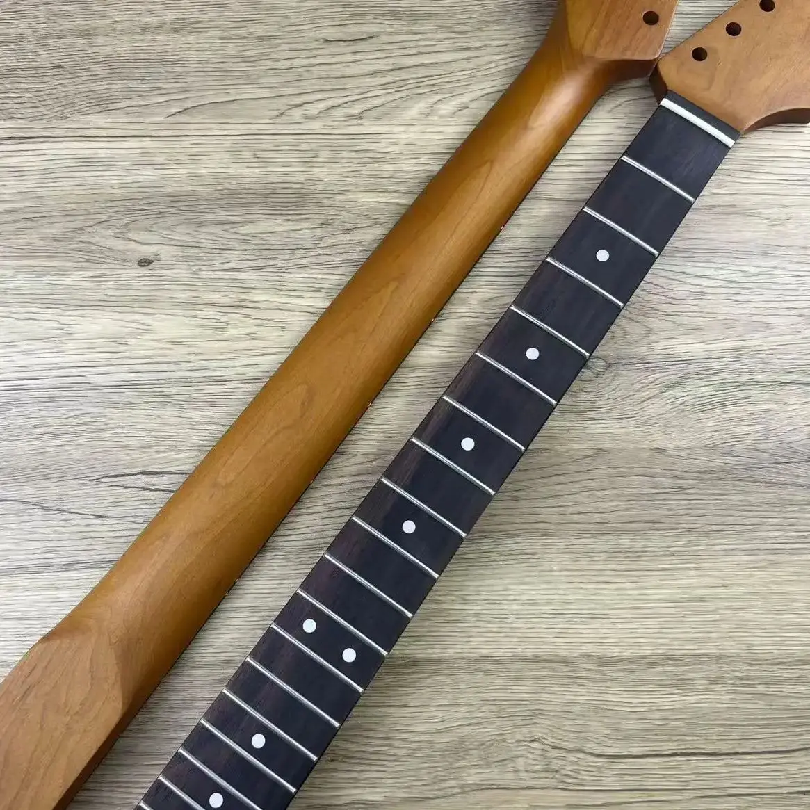 Premium Vintage ST Style Guitar Neck - 21 Frets, Contoured Back & Rosewood Fingerboard, Ideal for Electric Guitar Replacement Pa
Premium Vintage ST Style Guitar Neck - 21 Frets, Contoured Back & Rosewood Fingerboard, Ideal for Electric Guitar Replacement Pa