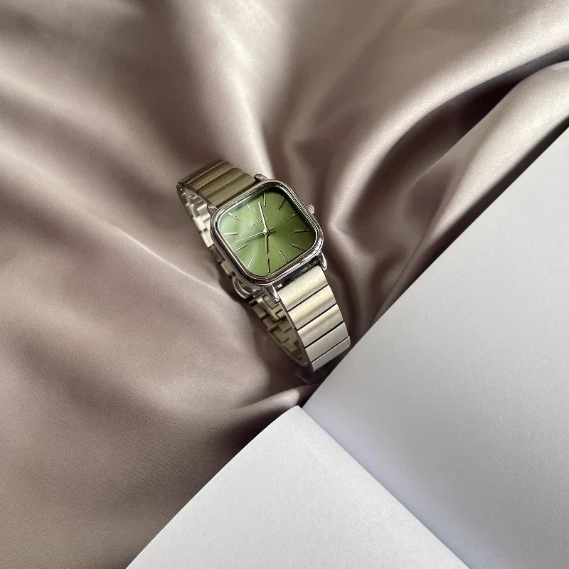Premium, niche, minimalist, paired with a student square women's watch as a gift
Premium, niche, minimalist, paired with a student square women's watch as a gift