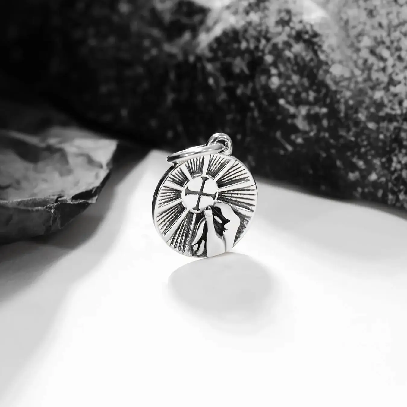 DJ118 genuine 925 sterling silver fashionable and exquisite keychain accessory, The first sacramental medal pendant
DJ118 genuine 925 sterling silver fashionable and exquisite keychain accessory, The first sacramental medal pendant