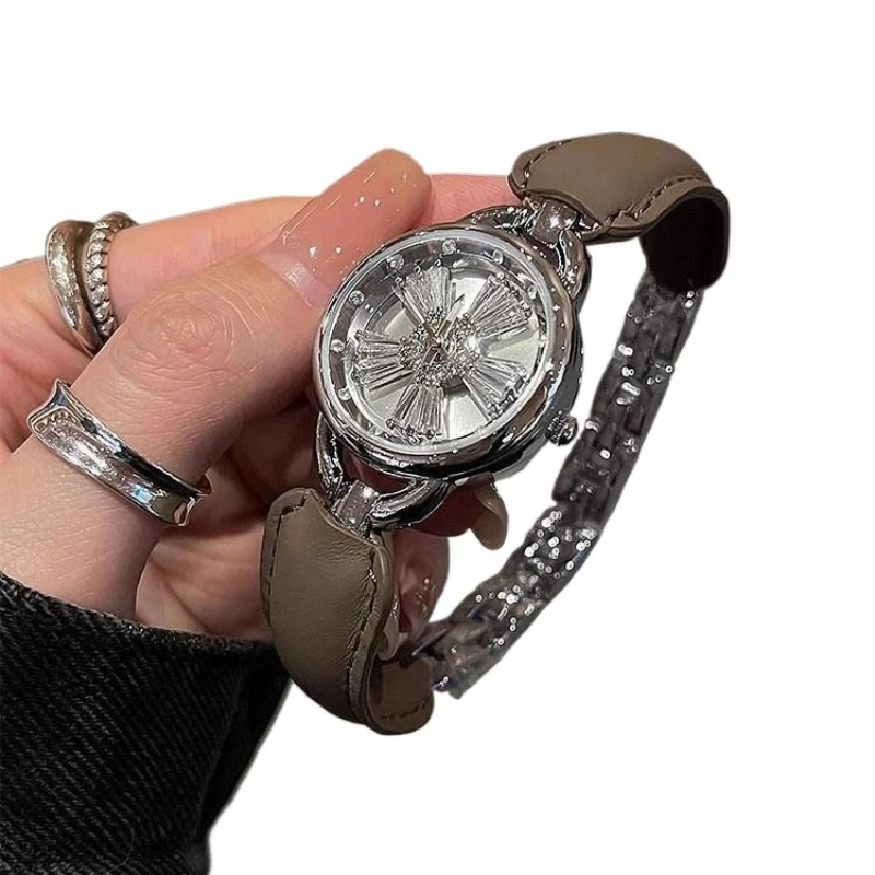 Поворотные часы Винтажные нишевые часы премиум-класса для женщин 
Поворотные часы Винтажные нишевые часы премиум-класса для женщин