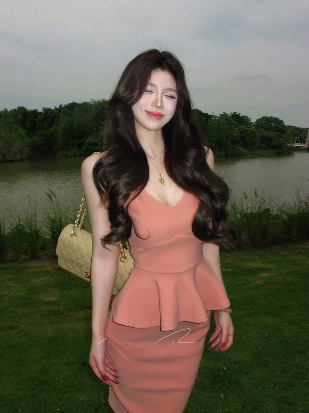 Sexy Elegant V-Neck Slim Fit Strap Top And Half Skirt Two-Piece Set Summer Slimming Sexy Bodycon Fashionable Women's Ensemble
Sexy Elegant V-Neck Slim Fit Strap Top And Half Skirt Two-Piece Set Summer Slimming Sexy Bodycon Fashionable Women's Ensemble