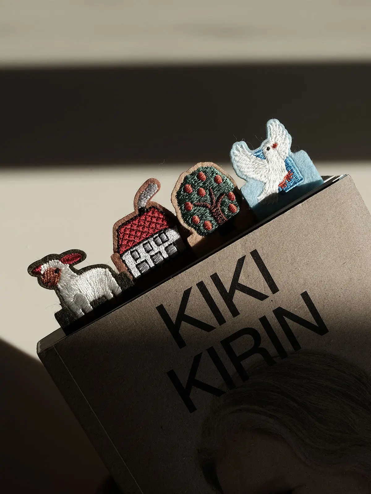 Embroidery bookmark original design hand-painted niche felt cultural and creative gift
Embroidery bookmark original design hand-painted niche felt cultural and creative gift