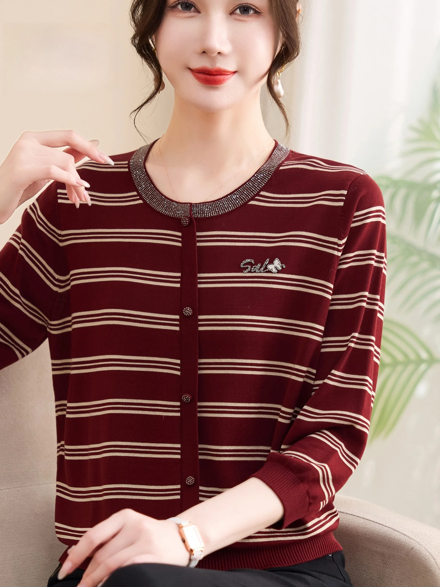 Spring Faion Striped Knitwear Loose Fit 3/4 Sve round Ne Open Cardigan Slimming Top for Women ly Mom's Sle T-irt
Spring Faion Striped Knitwear Loose Fit 3/4 Sve round Ne Open Cardigan Slimming Top for Women ly Mom's Sle T-irt