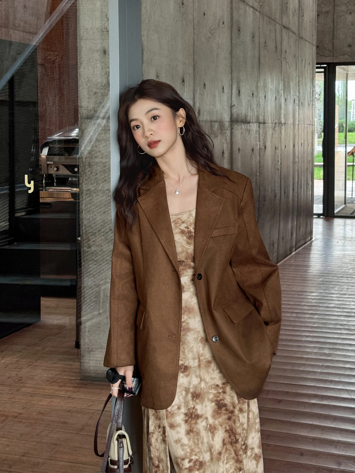 Женский свободный жилет из карамельного замша с наплечниками, в стиле ретро, с длинными рукавами, для повседневной носки и работы, утепленный, модный
Женский свободный жилет из карамельного замша с наплечниками, в стиле ретро, с длинными рукавами, для повседневной носки и работы, утепленный, модный