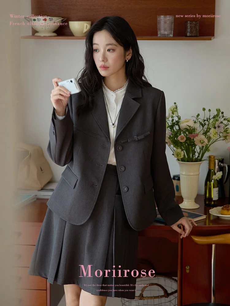 Moriirose Grey Bow Tie Suit Skirt Set Women's Spring Commute Loose Two-Piece Set Fashionable Workwear Ensemble
Moriirose Grey Bow Tie Suit Skirt Set Women's Spring Commute Loose Two-Piece Set Fashionable Workwear Ensemble