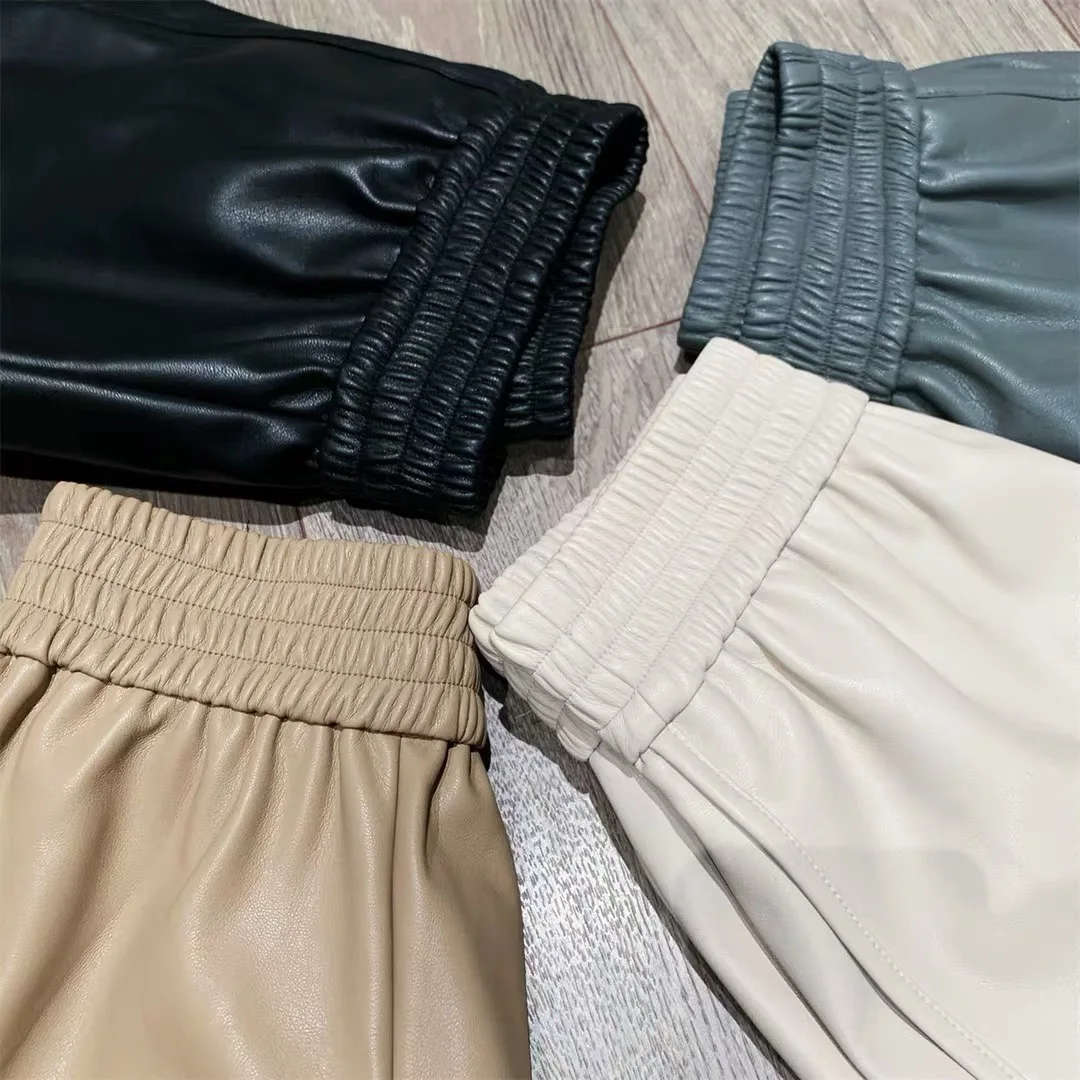 Новые женские кожаные брюки-шорты с высокой талией и широкими штанинами, черные, из натуральной овчины, повседневные, осенне-зимние
Новые женские кожаные брюки-шорты с высокой талией и широкими штанинами, черные, из натуральной овчины, повседневные, осенне-зимние