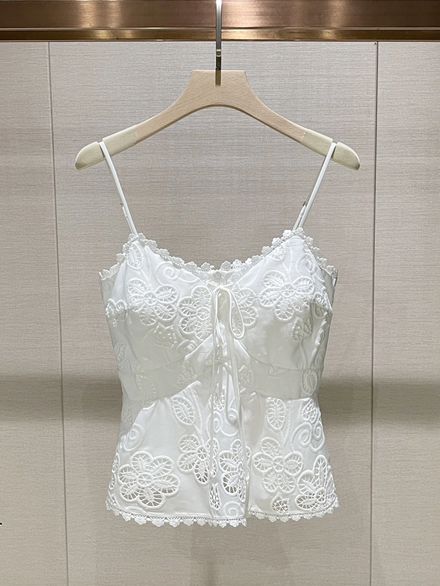 Ele Svel Embroidered Knot Hollow out Women's Tank Top Heavy Work Stitching White Color Commute Sle
Ele Svel Embroidered Knot Hollow out Women's Tank Top Heavy Work Stitching White Color Commute Sle