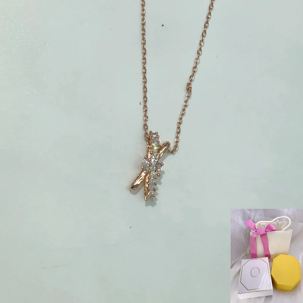 New sw hot selling Hyperbola pendant with mixed cutting and rotating gold plating, versatile and elegant ladies' romantic gift
New sw hot selling Hyperbola pendant with mixed cutting and rotating gold plating, versatile and elegant ladies' romantic gift