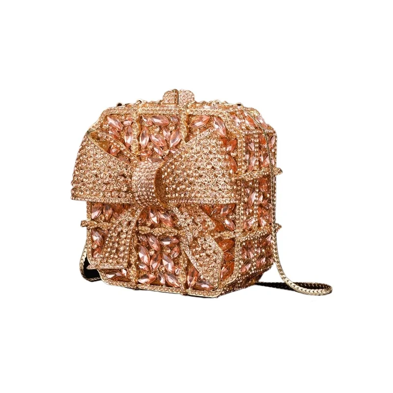 Роскошный дизайн, вечерняя сумка в форме банта, инкрустированная бриллиантами, блестящий мини-сумка-клатч для банкета, высококачественная ручная сумка через плечо
Роскошный дизайн, вечерняя сумка в форме банта, инкрустированная бриллиантами, блестящий мини-сумка-клатч для банкета, высококачественная ручная сумка через плечо