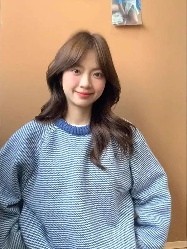 Ретро-корейский синий вязаный свитер для женщин: свободный, повседневный, универсальный, с длинными рукавами, круглым вырезом, в полоску, для ранней весны
Ретро-корейский синий вязаный свитер для женщин: свободный, повседневный, универсальный, с длинными рукавами, круглым вырезом, в полоску, для ранней весны