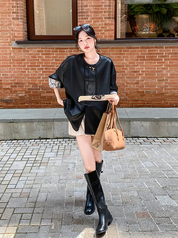 Новая женская куртка из искусственной кожи в китайском стиле с пуговицами, весенне-осенняя, элегантная, ретро, высококачественная, черная кожаная куртка
Новая женская куртка из искусственной кожи в китайском стиле с пуговицами, весенне-осенняя, элегантная, ретро, высококачественная, черная кожаная куртка