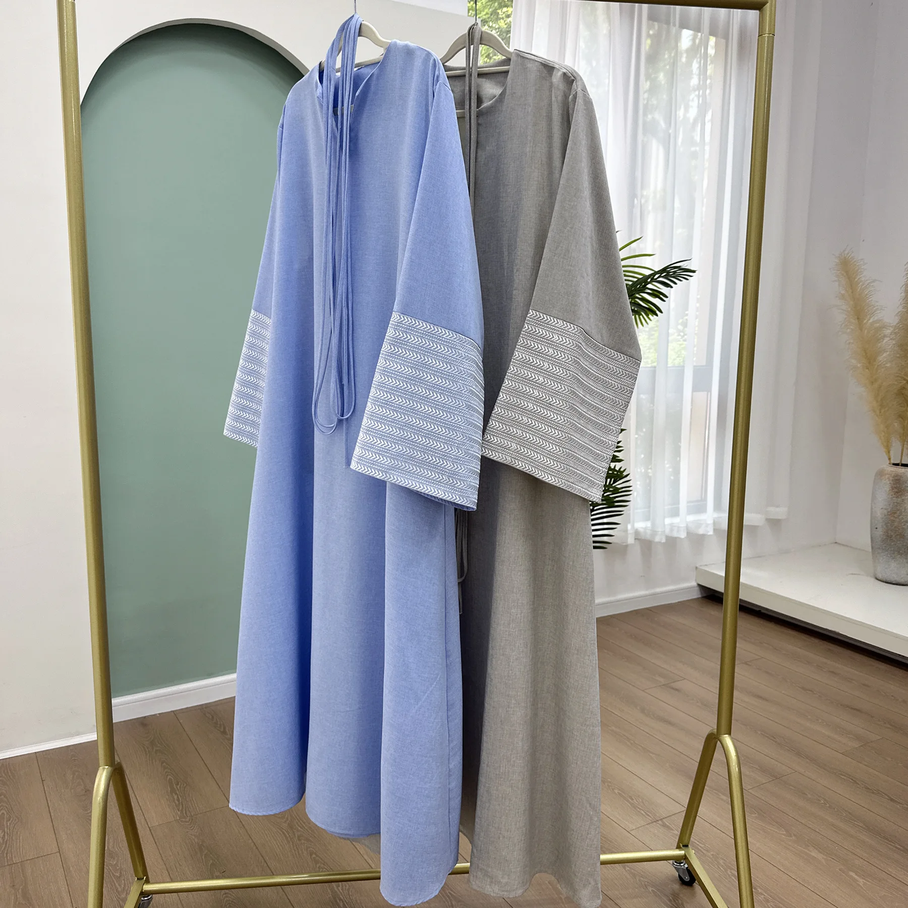 Элегантное мусульманское женское стильное открытое платье Абая Рамадан с V-образным вырезом, роскошное длинное платье с вышитыми манжетами и поясом для молитвы
Элегантное мусульманское женское стильное открытое платье Абая Рамадан с V-образным вырезом, роскошное длинное платье с вышитыми манжетами и поясом для молитвы