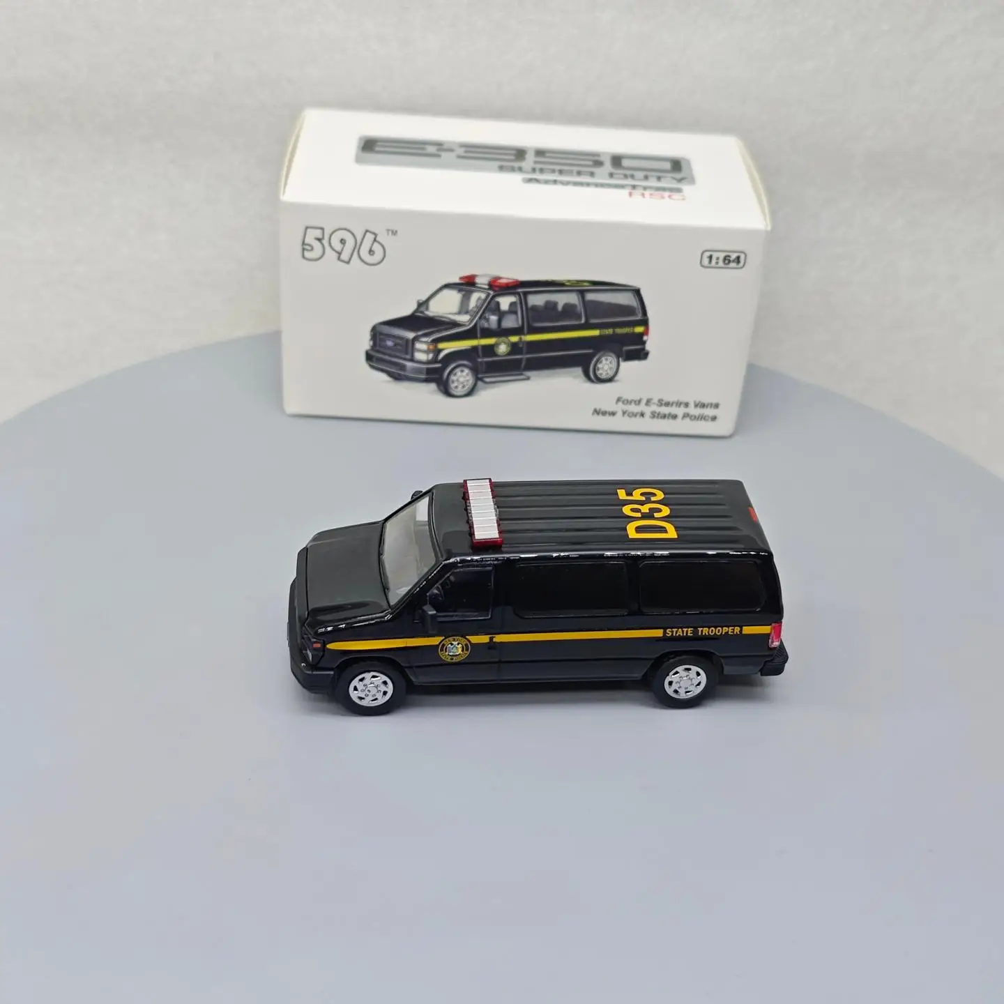 596 1:64 Vans E-Series - отдел полиции штату Нью-Йорка, имитация мини-автомобиля из сплава, коллекция игрушек в подарок
596 1:64 Vans E-Series - отдел полиции штату Нью-Йорка, имитация мини-автомобиля из сплава, коллекция игрушек в подарок